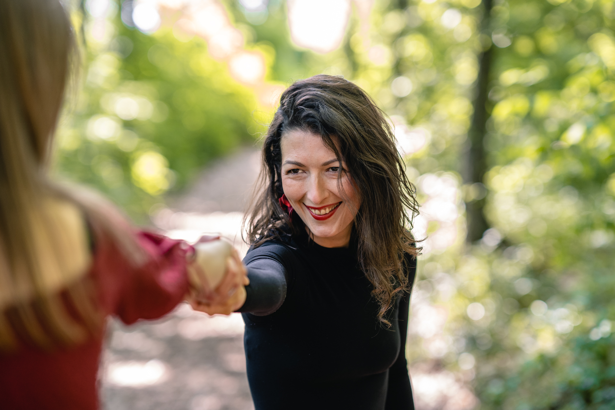 Jelena Drofenik-Premauer - #yogadoula - Jelena gibt die Hand