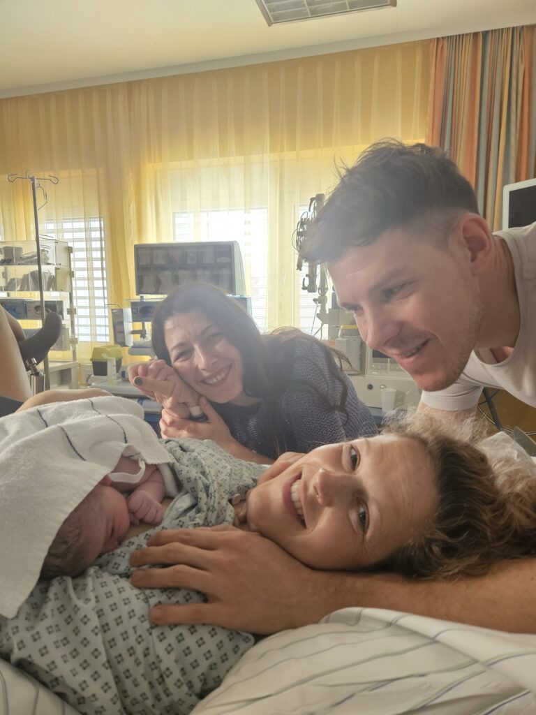 Doula Jelena Drofenik im Krankenhaus Eisenstadt mit Mutter und Vater im Kreißsaal
